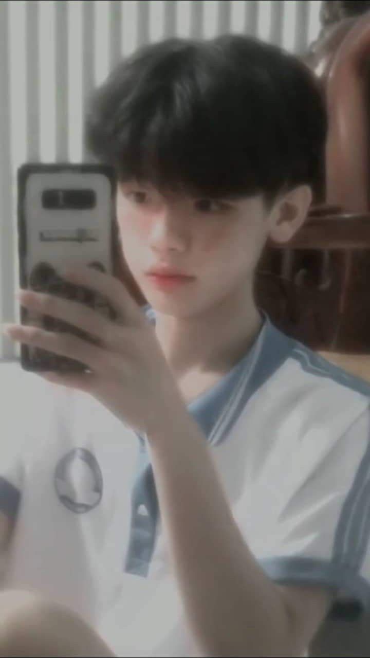 Ảnh trai đẹp K12 xuất hiện nhiều trên mạng và được chia sẻ rộng rãi khắp nơi