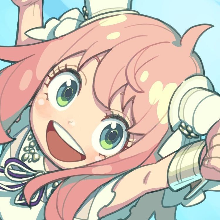 Anya cười tươi trong trang phục trắng