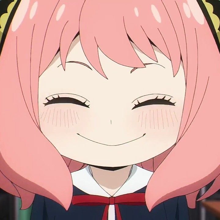 Anya cười tít mắt trông rất hạnh phúc