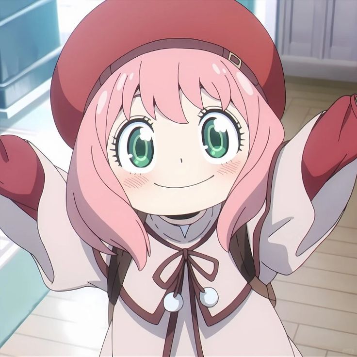 Anya đội mũ đỏ tạo dáng dễ thương