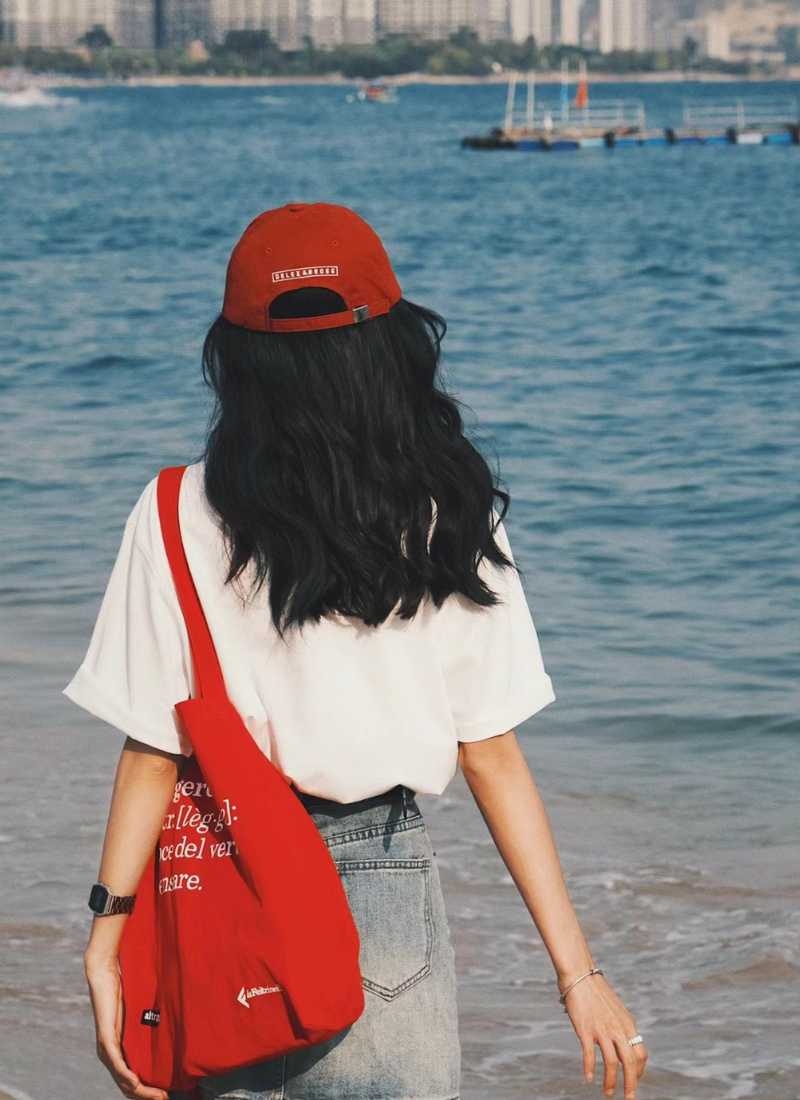 Ảnh đi biển chụp sau lưng - Bước đi trên bãi biển