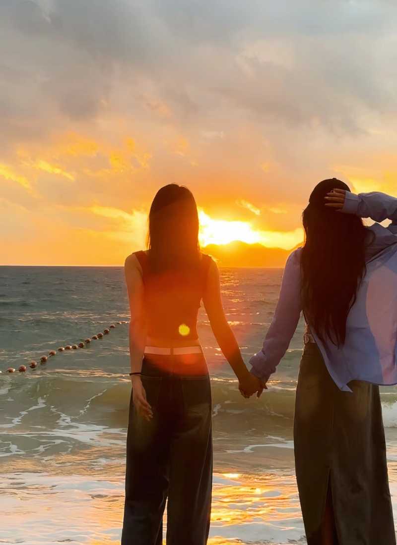 Ảnh đi biển chụp sau lưng - Cặp đôi trên bãi biển