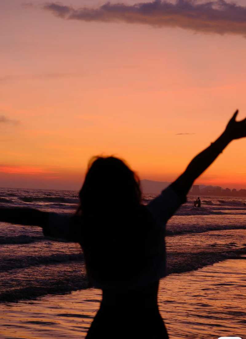 Ảnh đi biển chụp sau lưng - Giơ tay hình chữ V