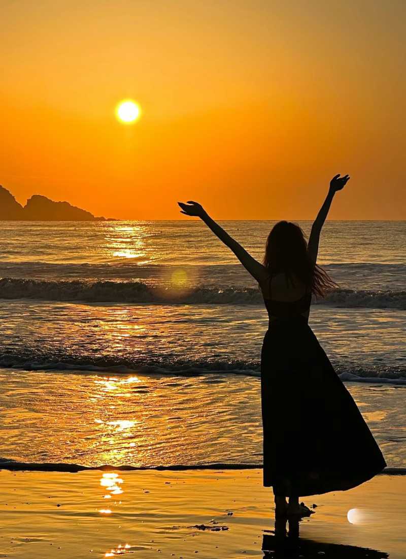 Ảnh đi biển chụp sau lưng - Đưa tay lên cao