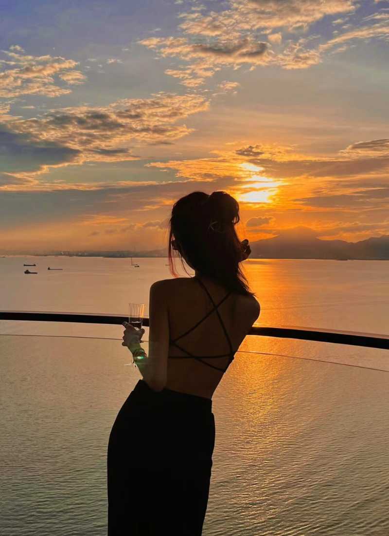 Ảnh đi biển chụp sau lưng - Đứng trên bãi biển