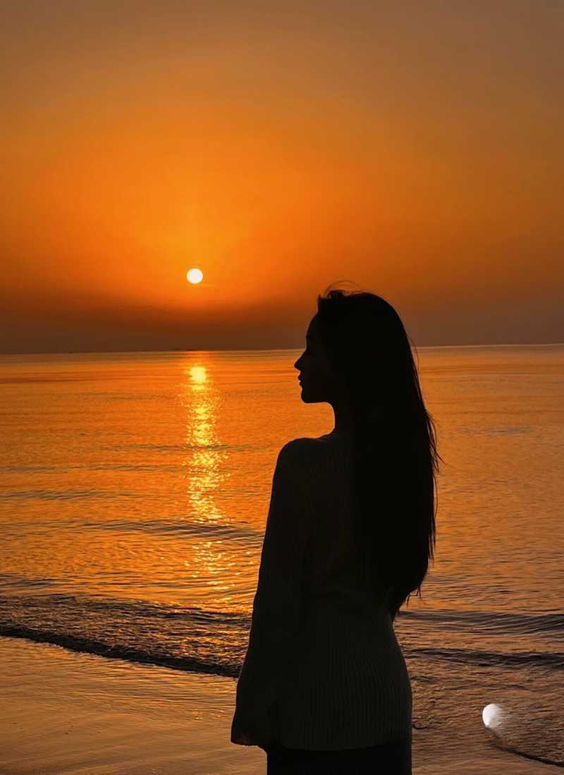 Ảnh đi biển chụp sau lưng - Đứng ngắm biển