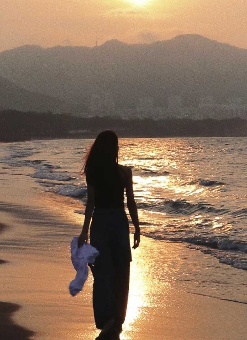 Ảnh đi biển chụp sau lưng - Bước đi với áo buông lơi