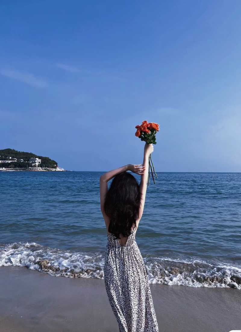 Ảnh đi biển chụp sau lưng - Hoa và biển