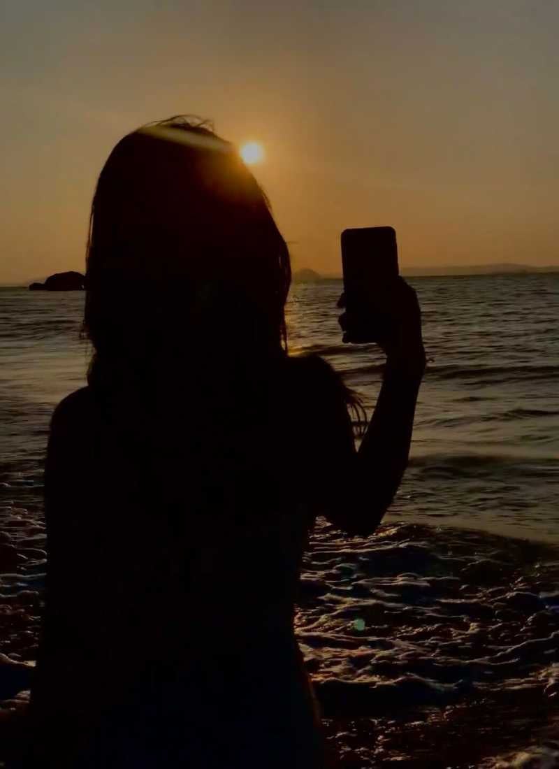 Ảnh đi biển chụp sau lưng - Tạo dáng tay sáng tạo