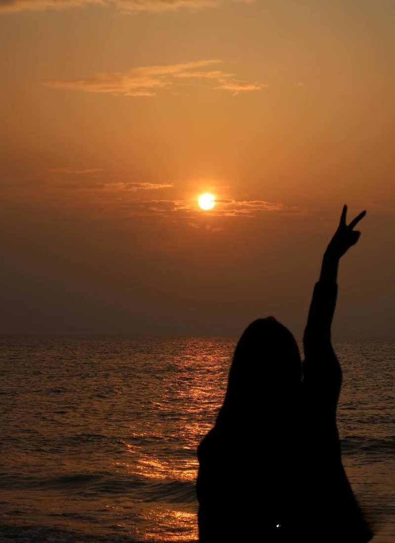 Ảnh đi biển chụp sau lưng - Múa trên biển