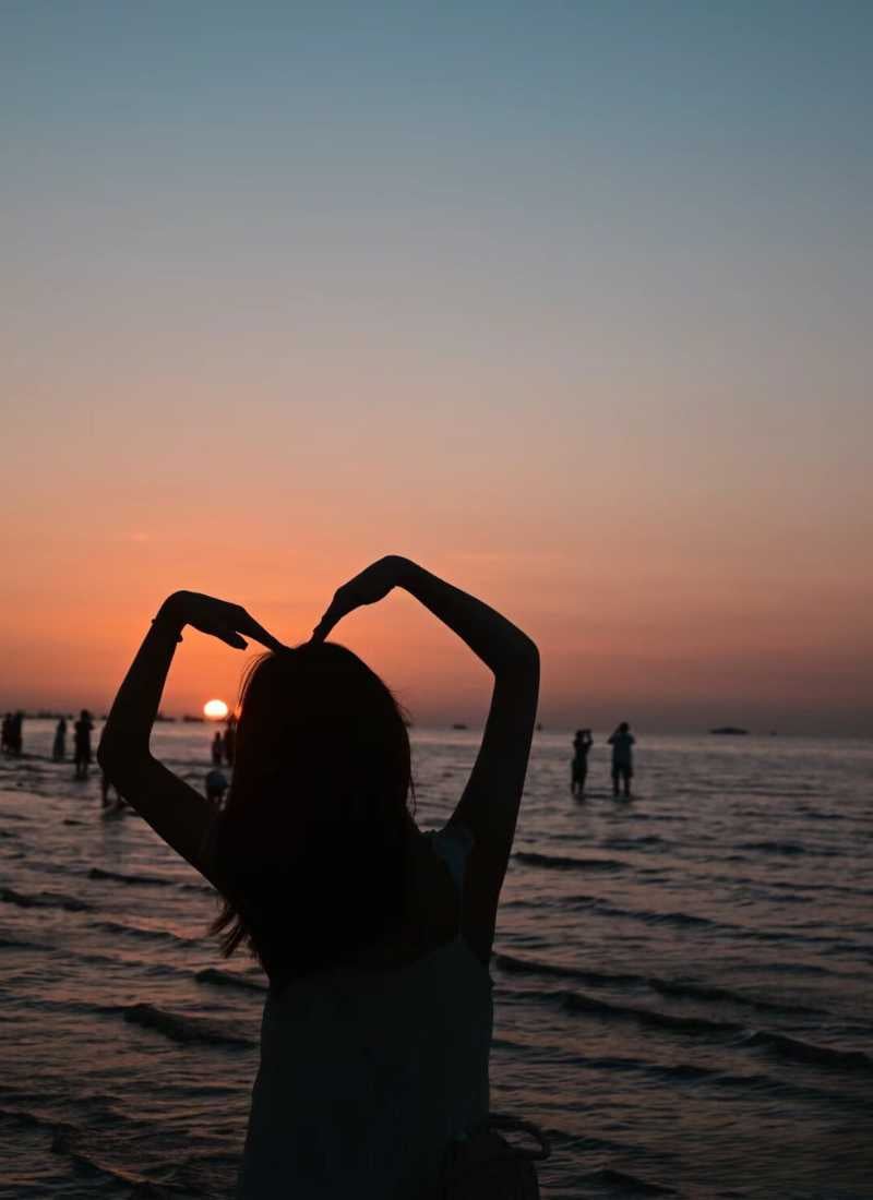Ảnh đi biển chụp sau lưng - Tạo dáng sáng tạo