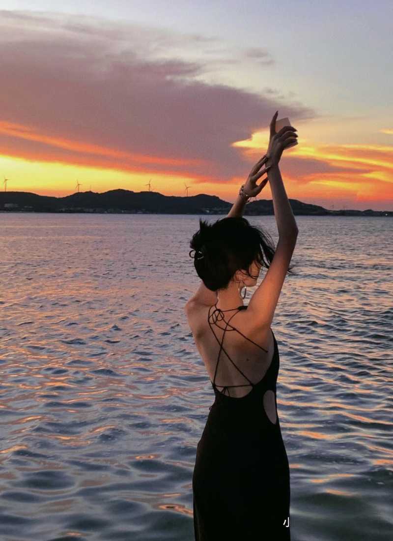 Ảnh đi biển chụp sau lưng - Đưa tay lên cao