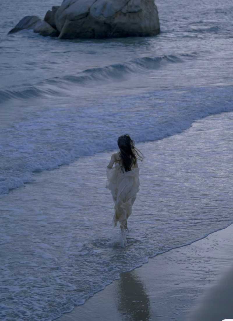 Ảnh đi biển chụp sau lưng - Chạy với váy trắng