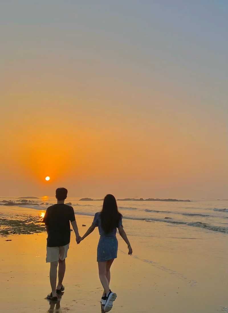 Ảnh đi biển chụp sau lưng - Nắm tay nhau đi dạo