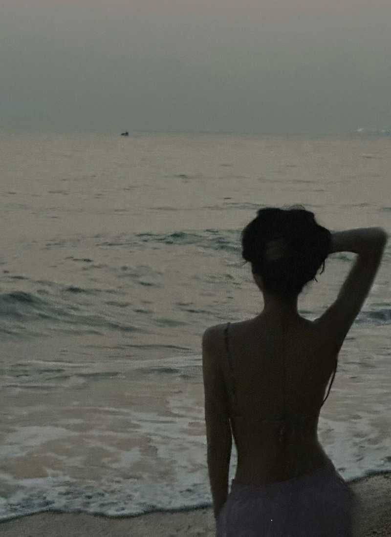 Ảnh đi biển chụp sau lưng - Vén tóc quyến rũ