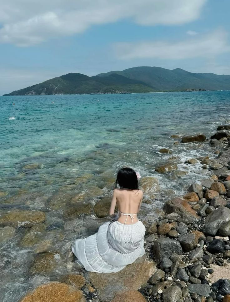 Dáng lặng yên trước biển làm khung cảnh thêm thơ