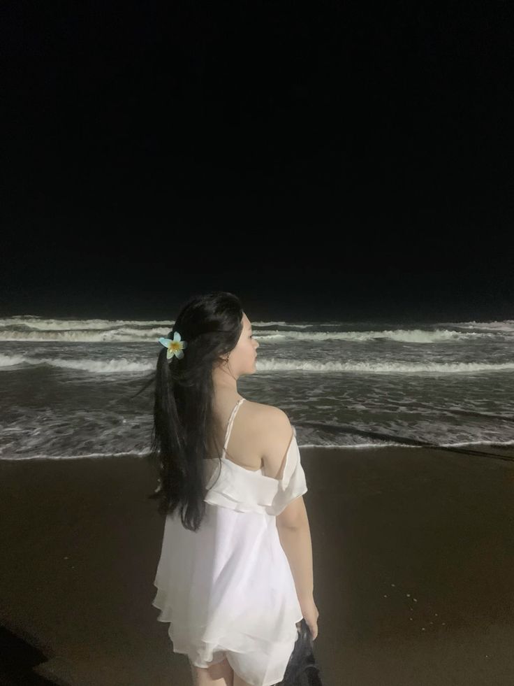 Dáng em hòa vào thiên nhiên như thể sinh ra từ đó