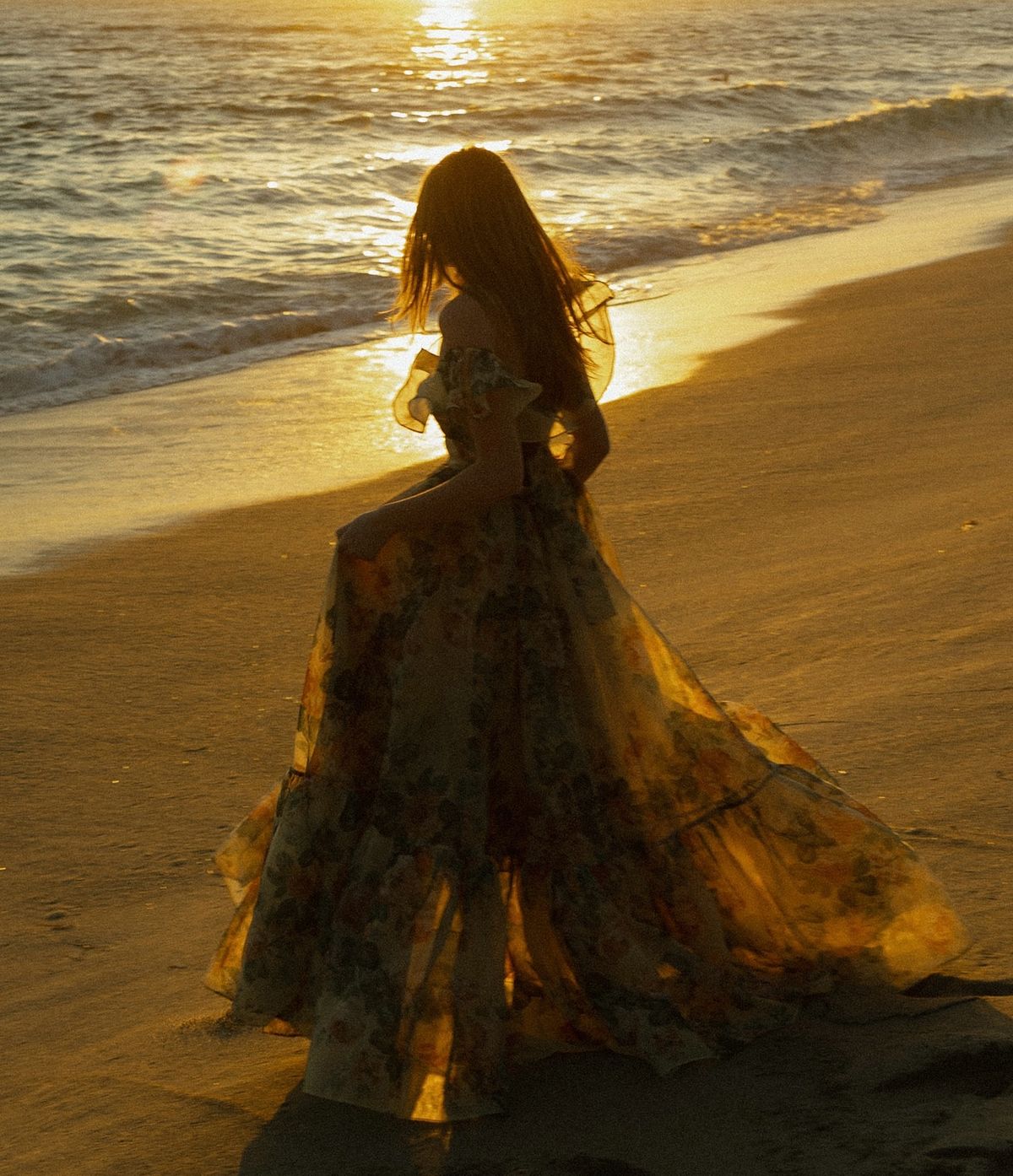 Dáng đứng giữa biển như muốn nói: “Em ổn rồi”