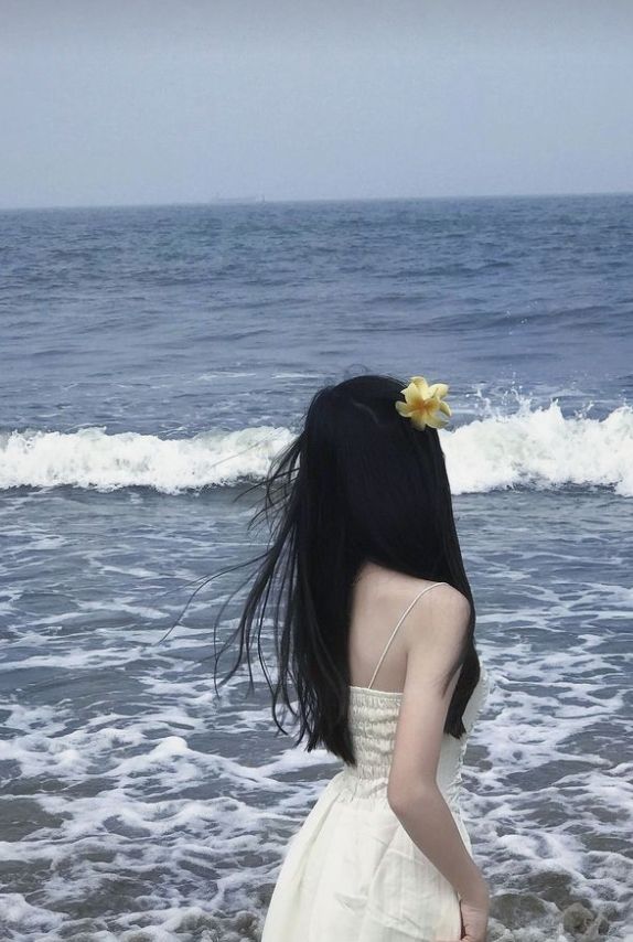 Chụp phía sau để ánh nắng rơi lên vai thật khẽ