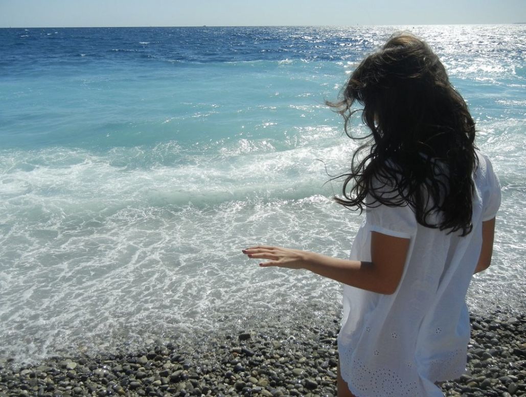 Gió cuốn váy em, biển giữ lấy khoảnh khắc