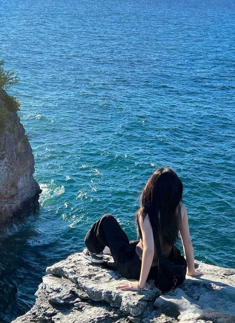 Chỉ cần đứng yên, biển tự làm ảnh thêm sâu