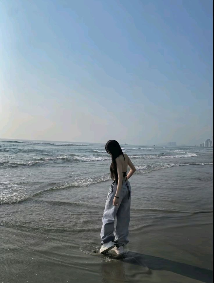 Cát dưới chân, biển trước mặt và em sau lưng