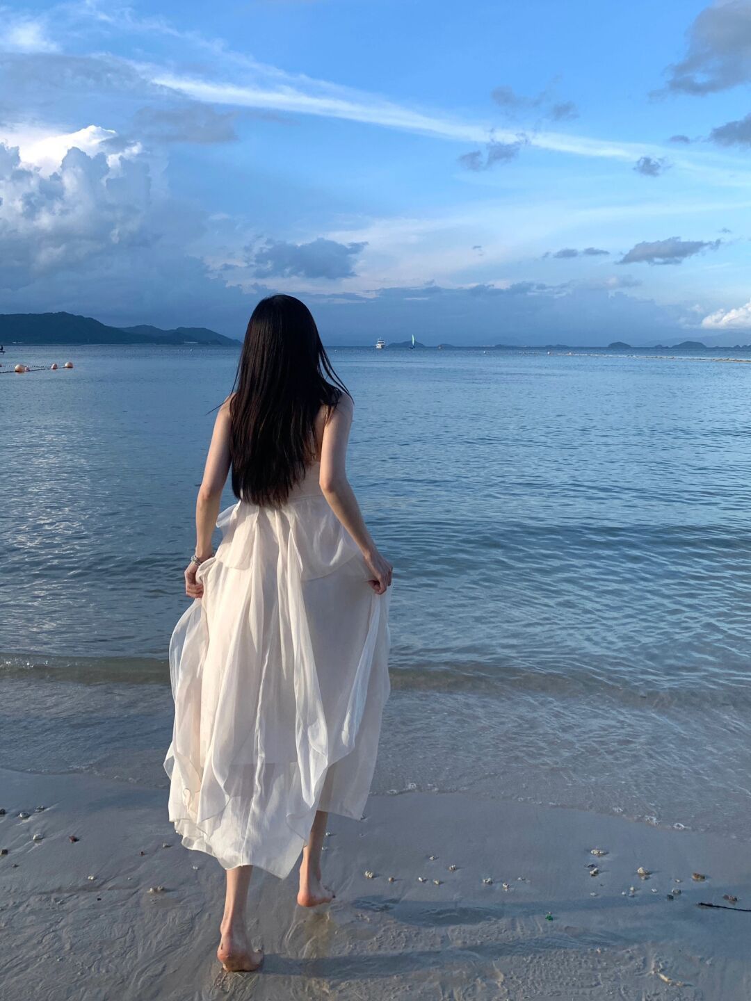 Cát, biển và em đều đang kể những câu chuyện riêng