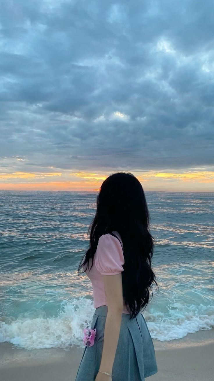 Một dáng quay lưng khiến cả biển cũng nhẹ lại