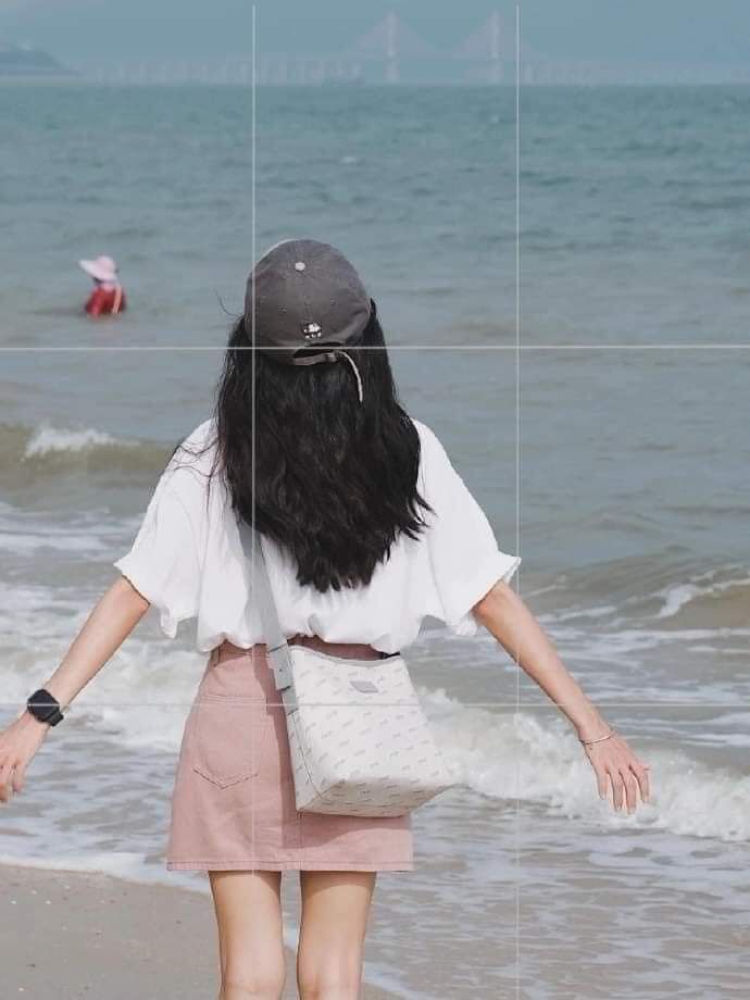 Một dáng nhỏ quay lưng khiến biển thêm rộng lớn