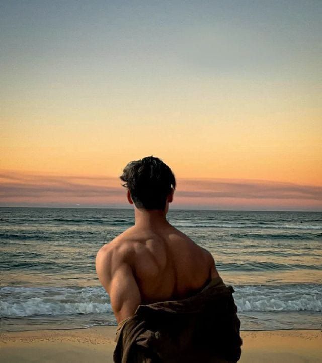 Biển ở phía trước, nhưng em mới là trung tâm