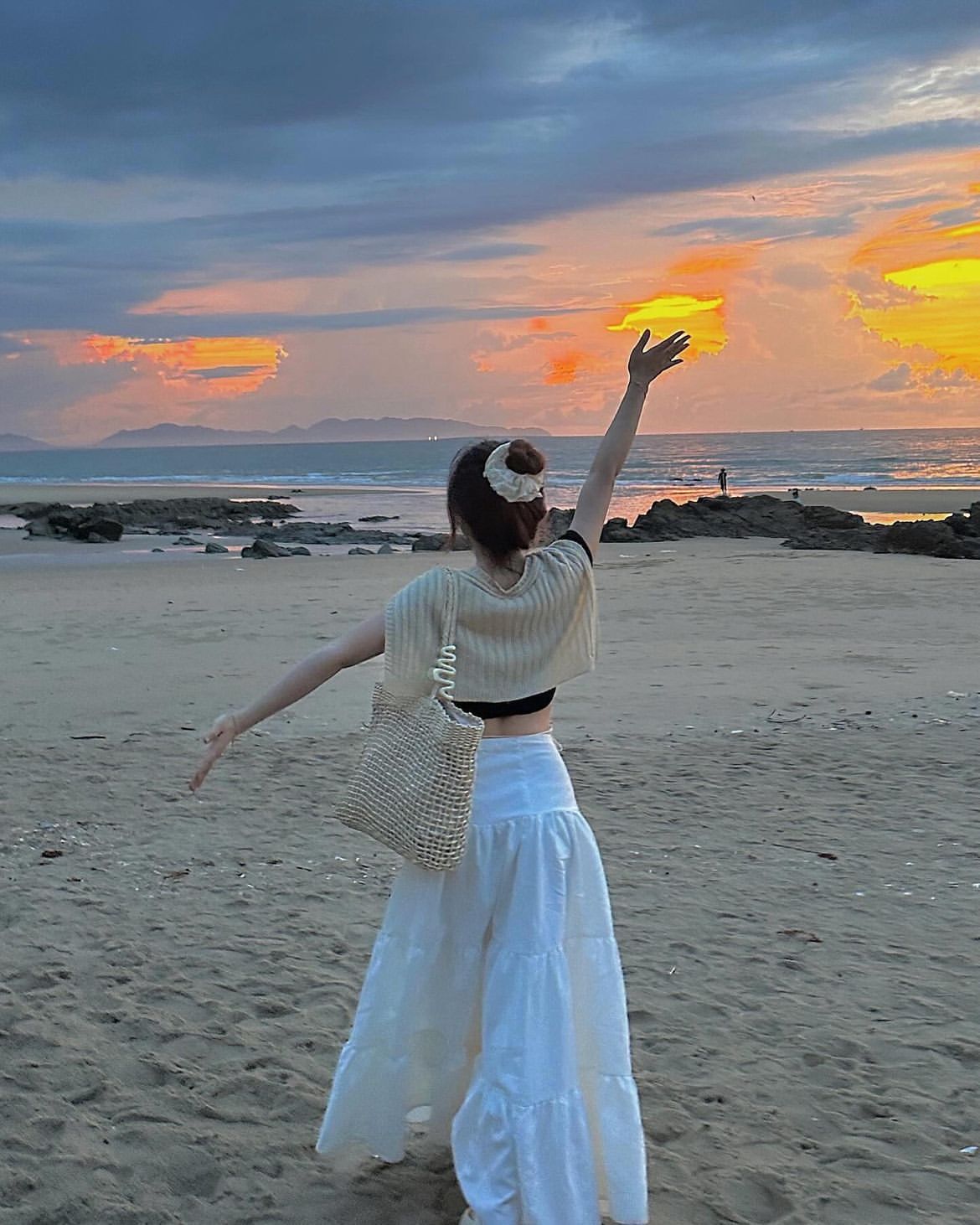 Biển ôm lấy không gian, còn em ôm lấy gió