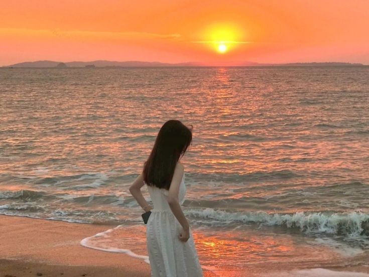 Biển lặng, dáng em cũng như lặng đi