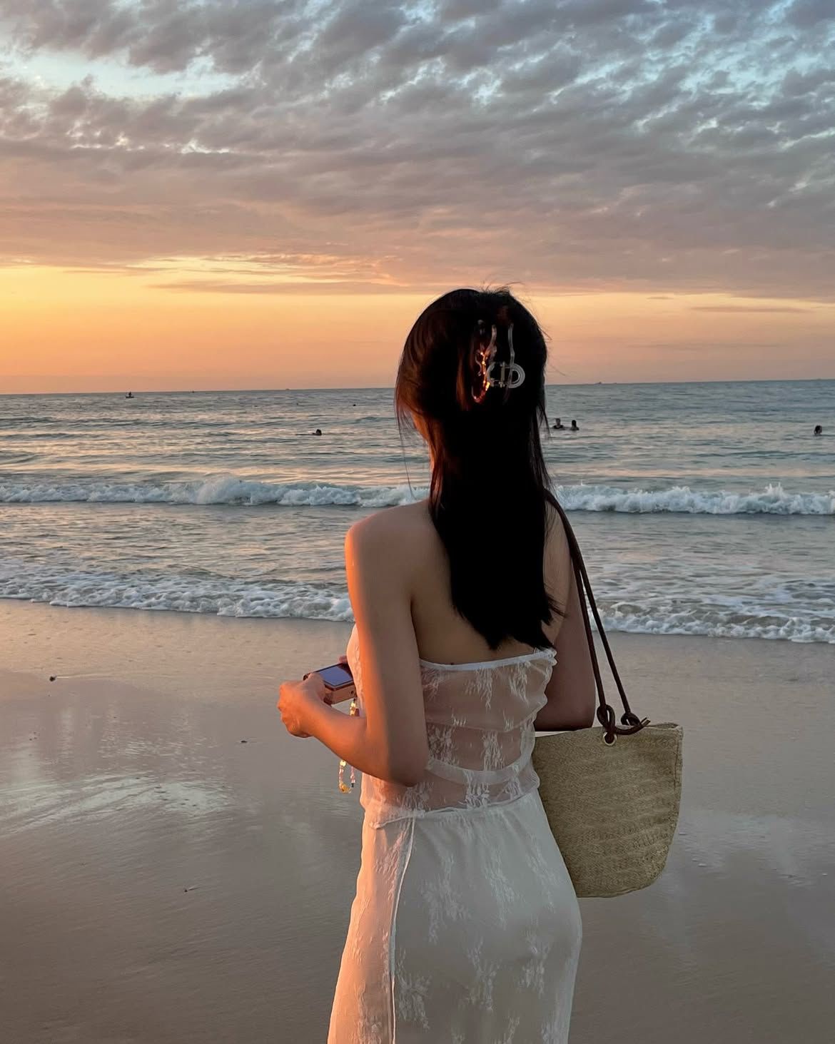 Biển là bối cảnh, còn em là cảm xúc