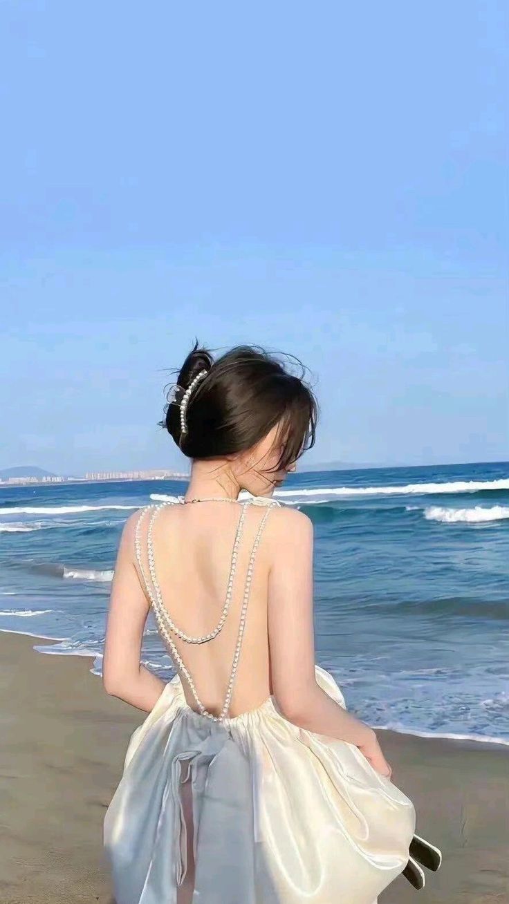 Tạo dáng với mái tóc bay trong nắng biển