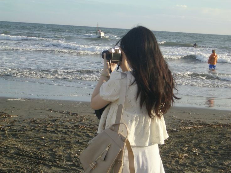 Tạo dáng sau lưng là cách khéo léo giữ lại chút riêng tư