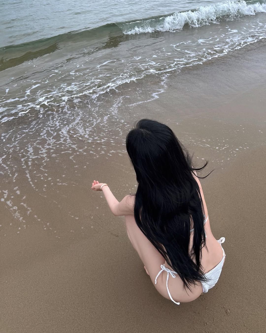 Đứng một mình trước biển, không cô đơn - chỉ là nhẹ nhàng