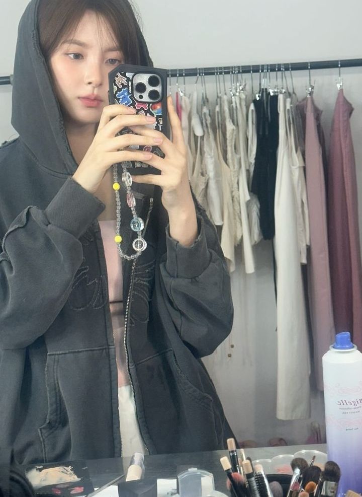 Bóng đèn trong gương sáng hơn cả những câu khen