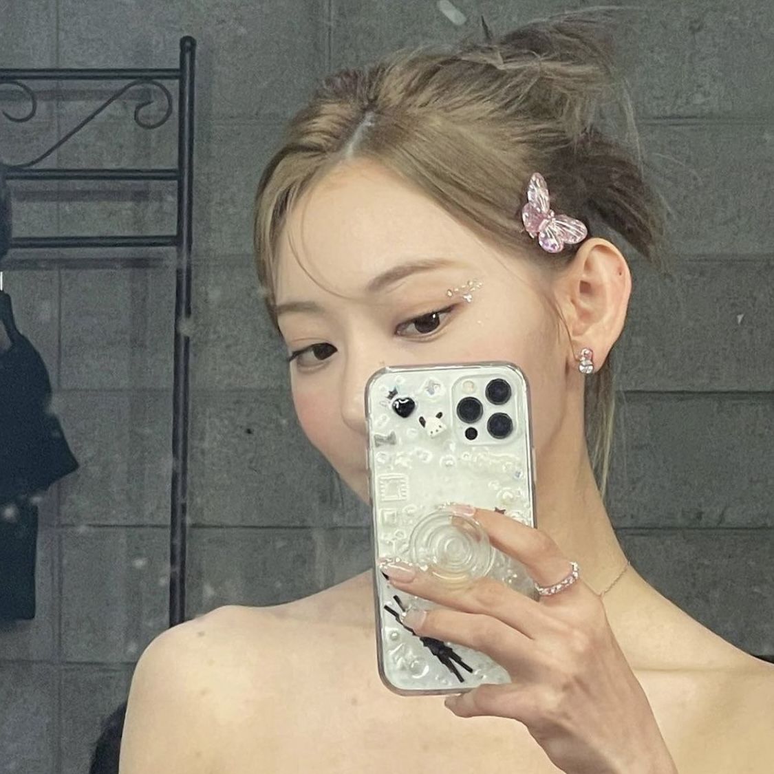 Dáng đứng bất giác lại đẹp đến ngỡ ngàng