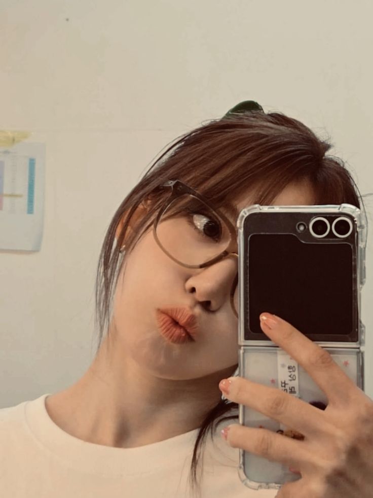 Đứng trước gương, chẳng ai là người bình thường cả