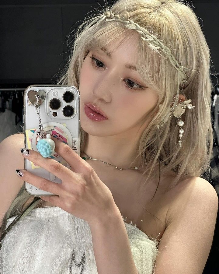 Gương biết mọi bí mật của một ánh nhìn tự tin.