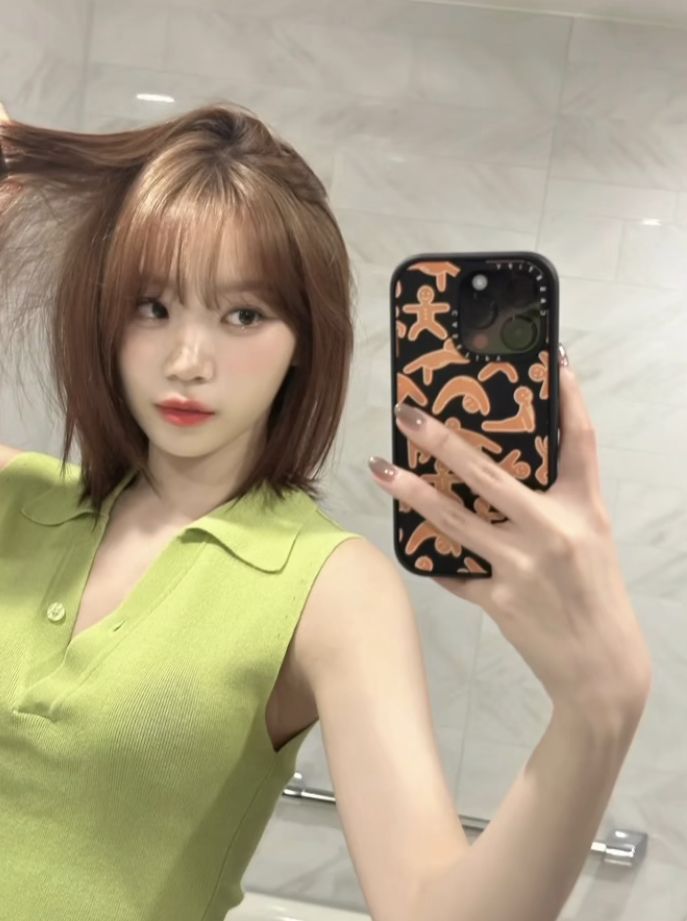 Lặng nhìn chính mình giữa ánh đèn mờ