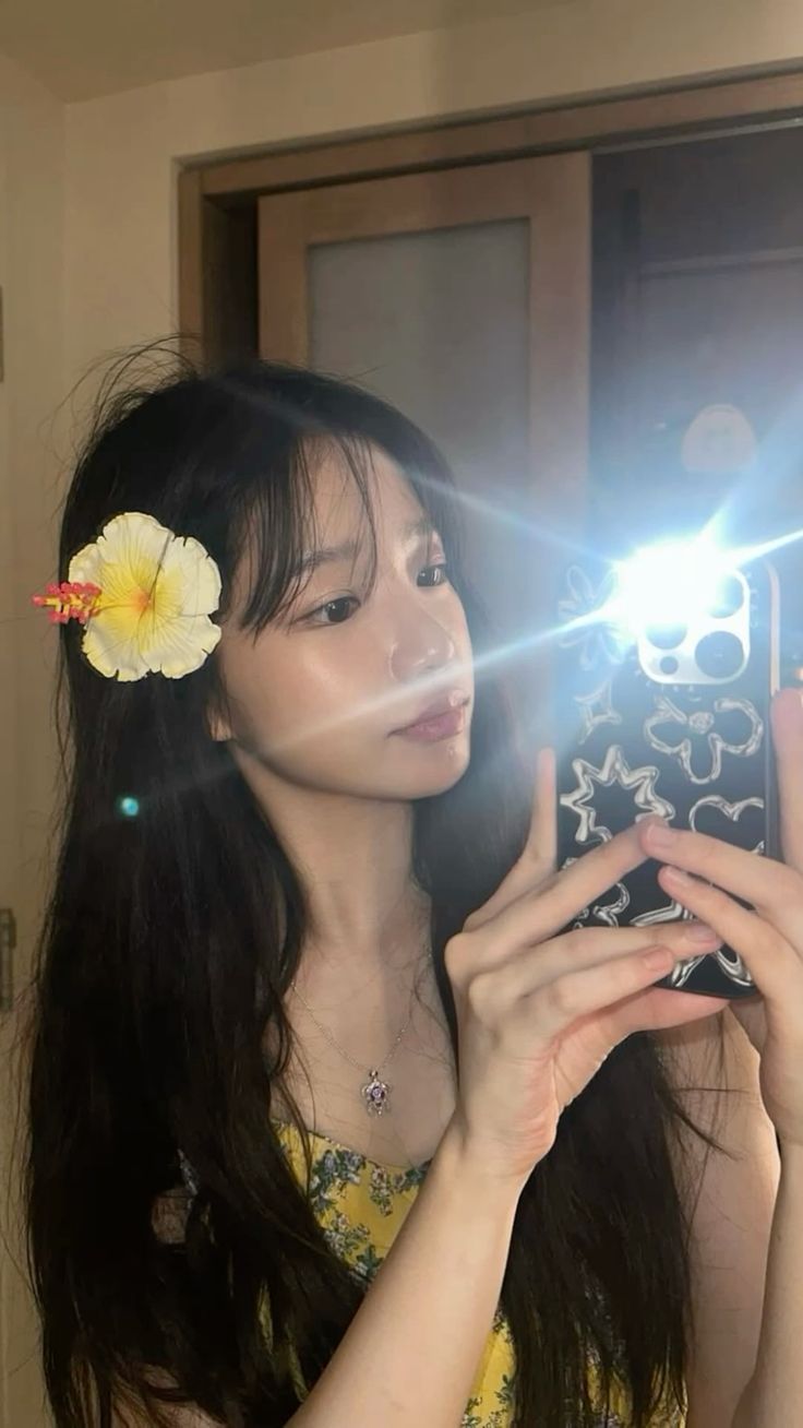 Tự do trong gương, lặng thầm ngoài đời