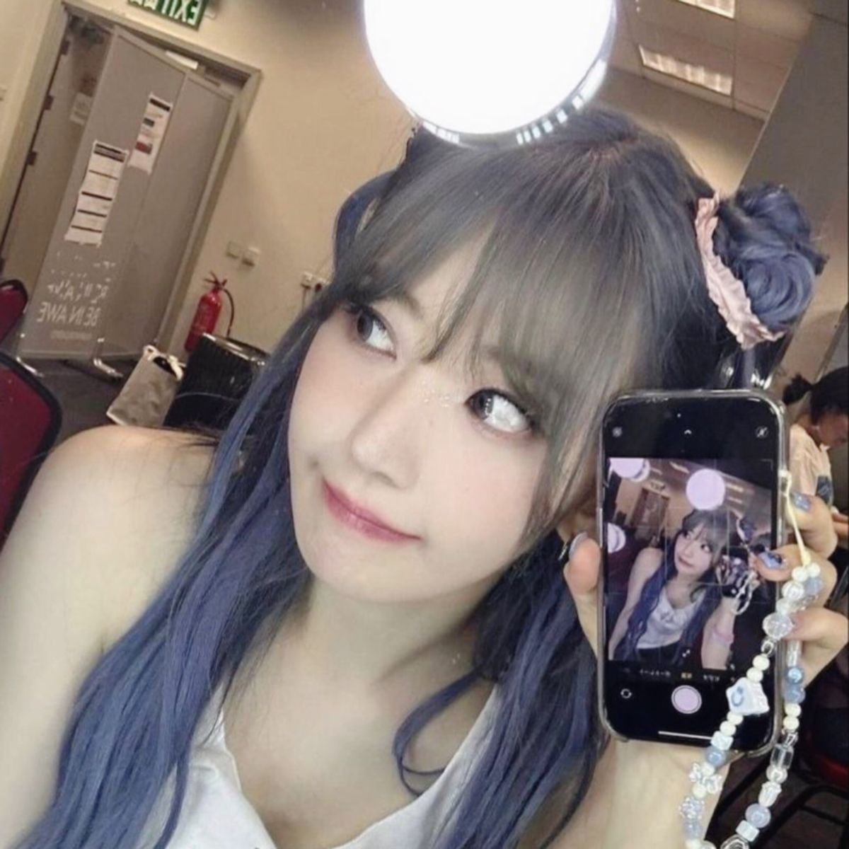 Ánh đèn nhường chỗ cho ánh mắt trong gương.