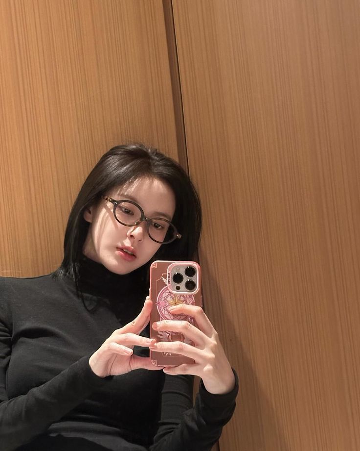 Đôi khi gương phản chiếu cả những điều không muốn thấy