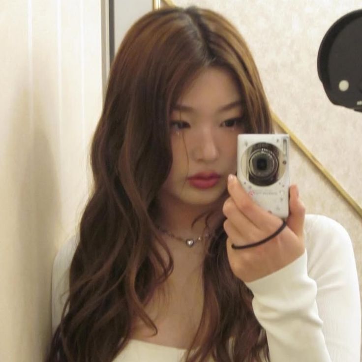 Gương phản chiếu vẻ ngoài, ảnh giữ lại một phần tâm hồn