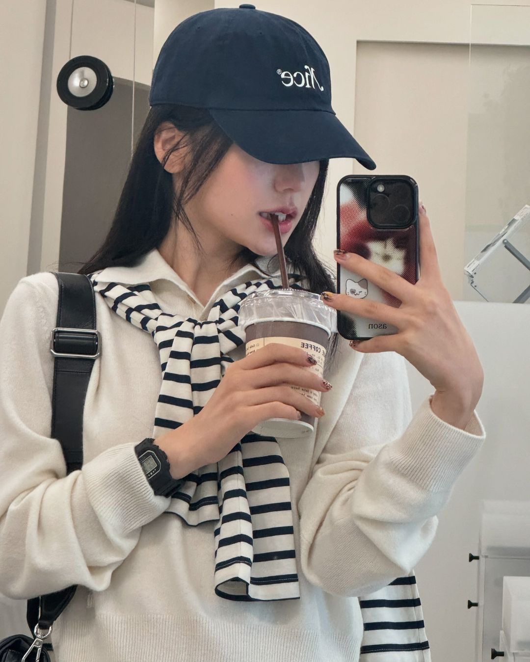 Mỗi ngày một kiểu nhìn gương khác nhau