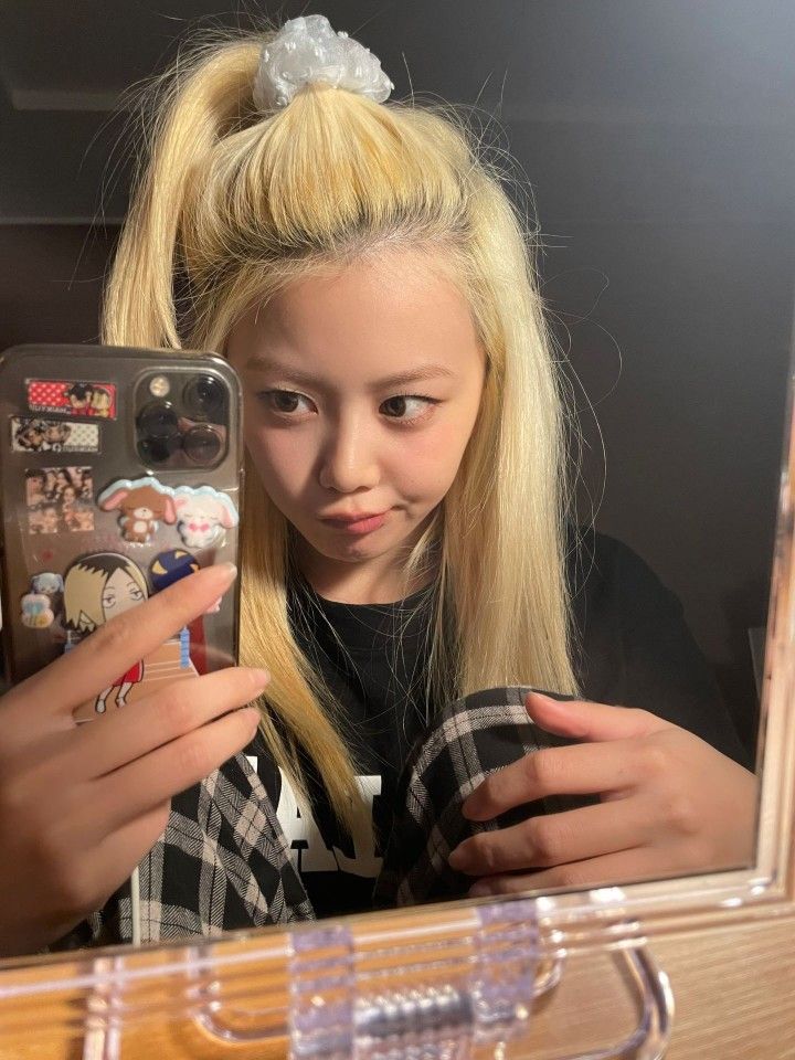 Một ánh đèn vàng làm cả khuôn mặt dịu đi