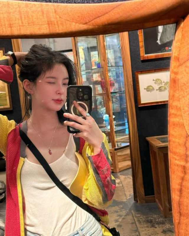 Bí quyết tạo dáng chụp ảnh trước gương nữ đẹp, ngầu và cuốn hút