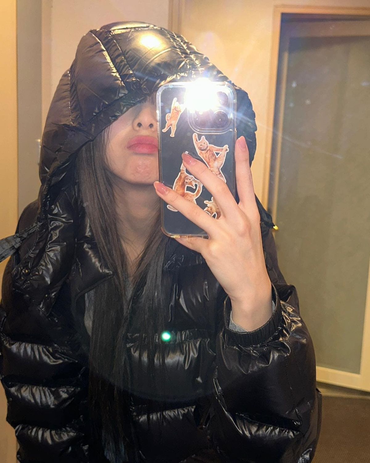 Tạo dáng chụp ảnh trước gương nữ