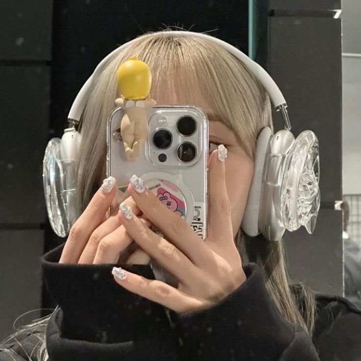 Căn phòng im lặng, tiếng máy ảnh vang lên